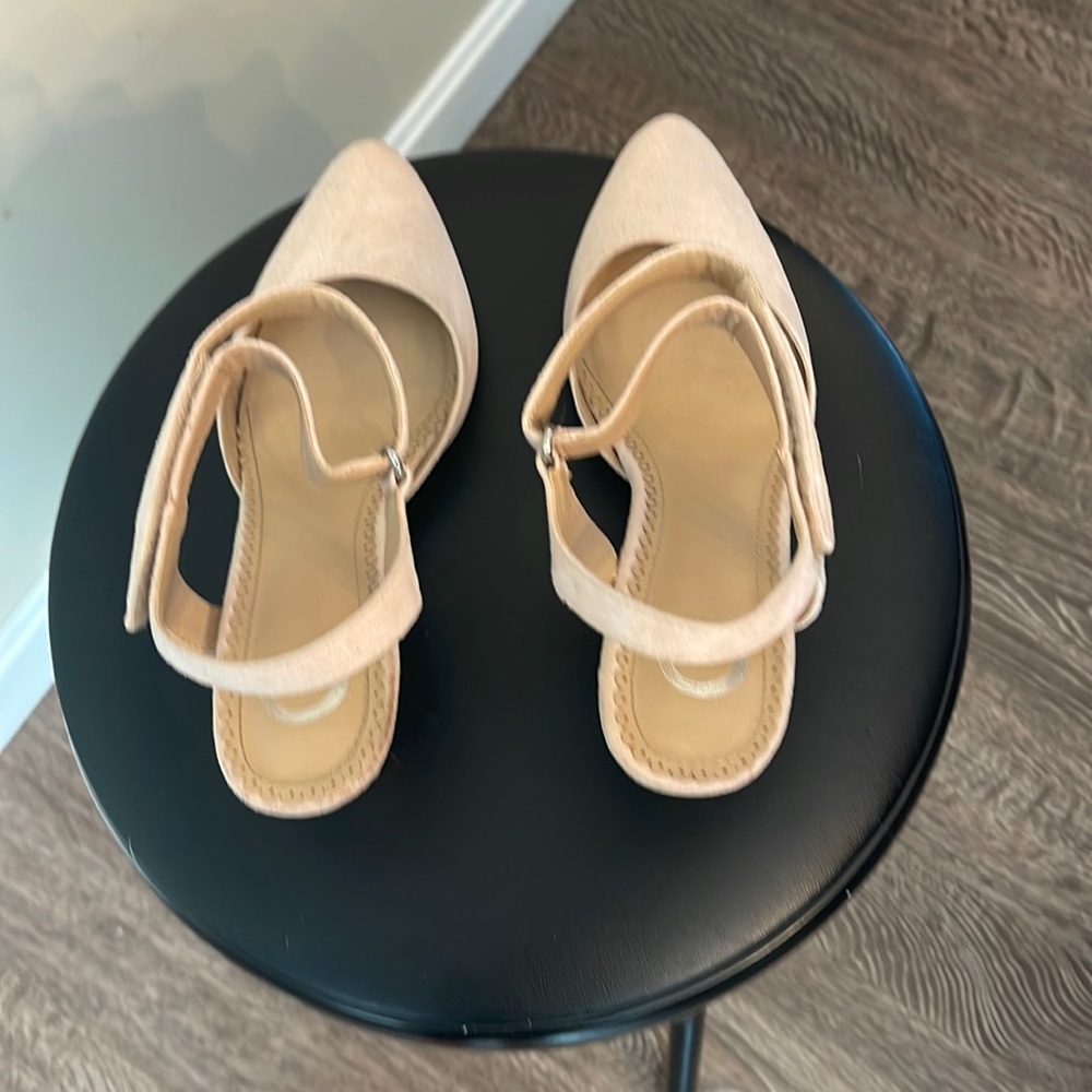 Journey woman’s pump with kitten heel